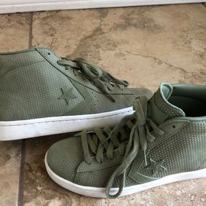 Women’s/Men’s Hi-top army green Converse 💚